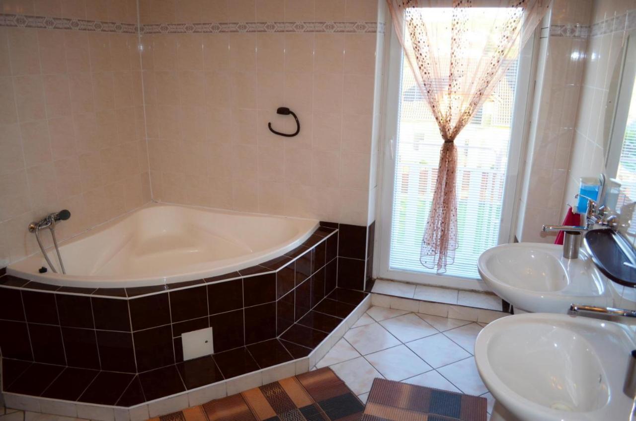 Vila Deluxe&Apartmány Riviéra Liptov Bešeňová Besenova Exterior foto
